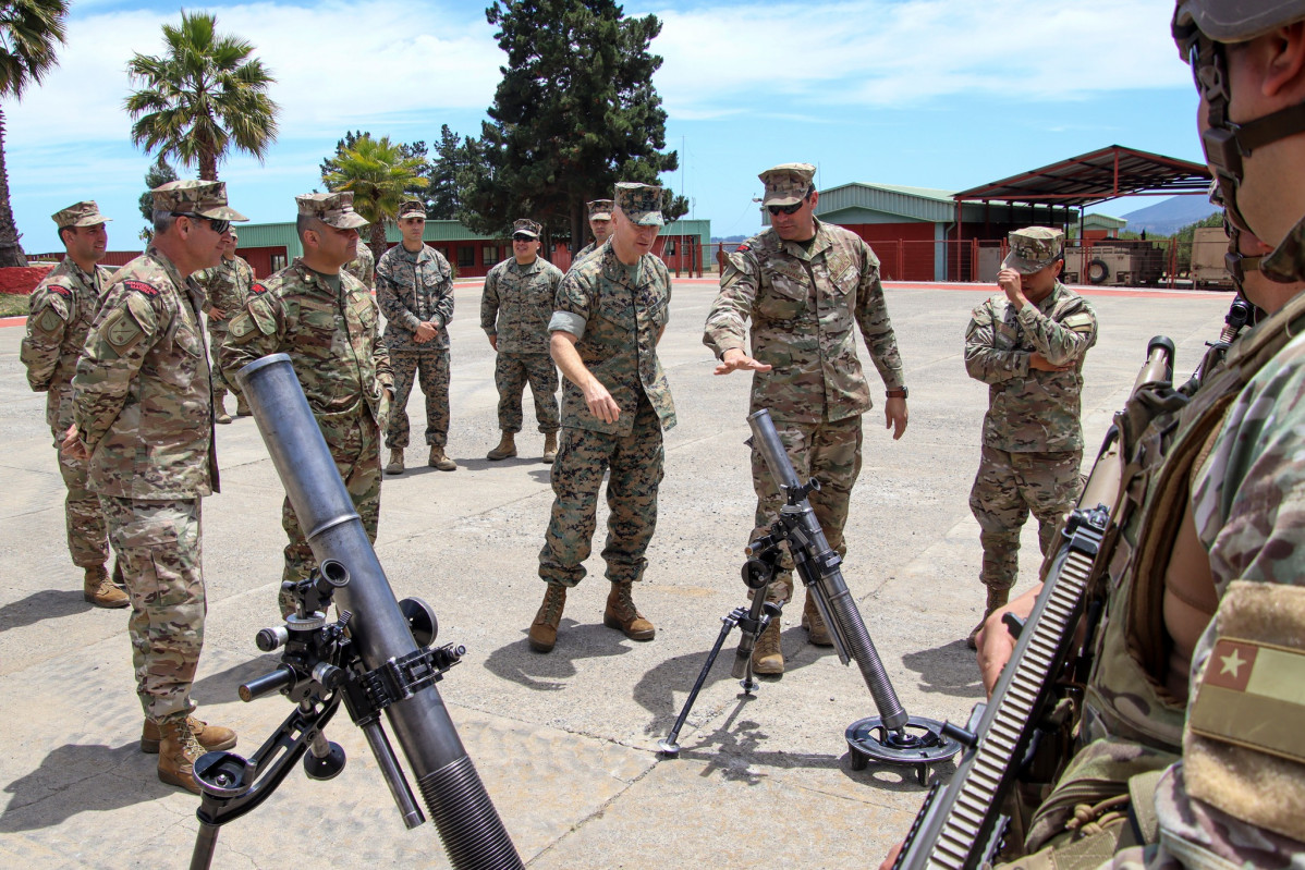 Exhibiciu00f3n del CIM de la Armada de Chile en visita del USMC al fuerte IM Contraalmirante Fu00e9lix Aguayo Bastidas de Concu00f3n Firma Marforsouth