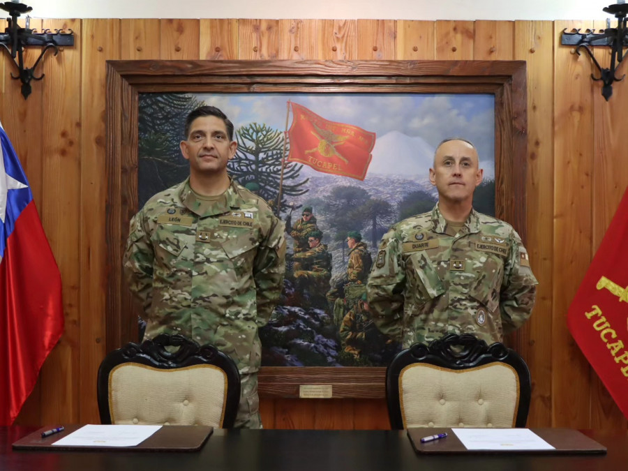 El general León y el general Duarte en la ceremonia de cambio de mando efectuada  en el Destacamento de Montaña N° 8 Tucapel Firma Jefatura de la Defensa Nacional de La Araucanía