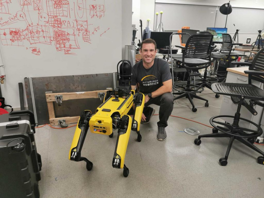 Teniente coronel Jorge Vásquez junto a un robot Spot de Boston Dynamics utilizado en su investigaciónFirma Ejército de Chile
