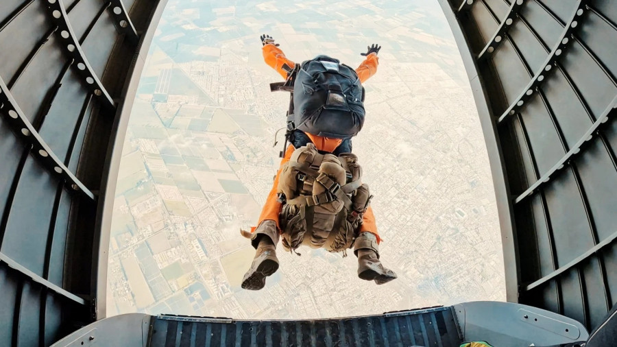 Salto de un alumno desde un avión de transporte Airbus C 212 300 de la Bave Firma Ejército de Chile