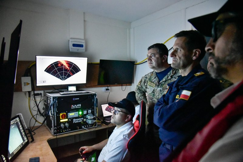 El comandante  Hernu00e1ndez y el comodoro Saelzer observan la operaciu00f3n desde el ATF 65 Janequeo Firma Armada de Chile