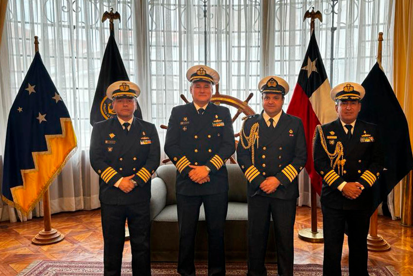 El comandante Diego Gago Rojas del BAP Carrasco entrega saludo protocolar en la Tercera Zona Naval de la Armada de Chile Firma Direcciu00f3n de Hidrografu00eda y Navegaciu00f3n de la Marina de Guerra del Peru00fa