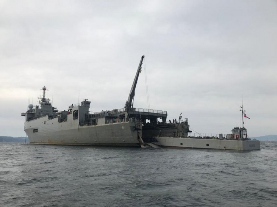 El LSDH 91 Sargento Aldea en maniobra de embarque de una de sus barcazas tipo LSM Firma Armada de Chile