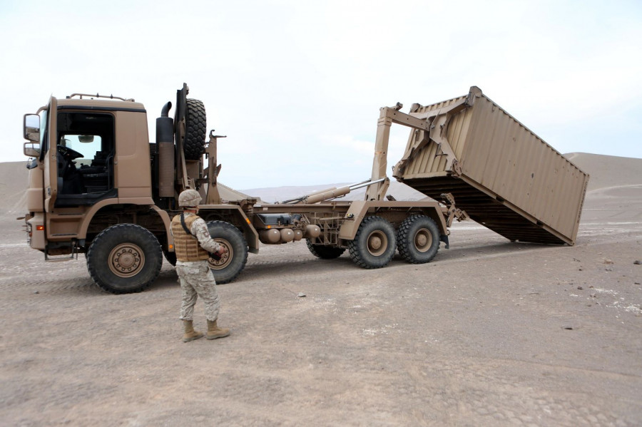 Camión Mercedes Benz Actros 3650 con polibrazo Firma Ejército de Chile