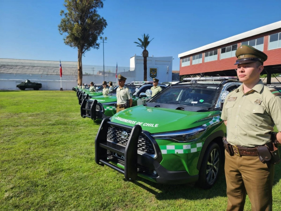 Entrega de vehículos policiales Toyota Corolla Cross Firma Carabineros de Chile