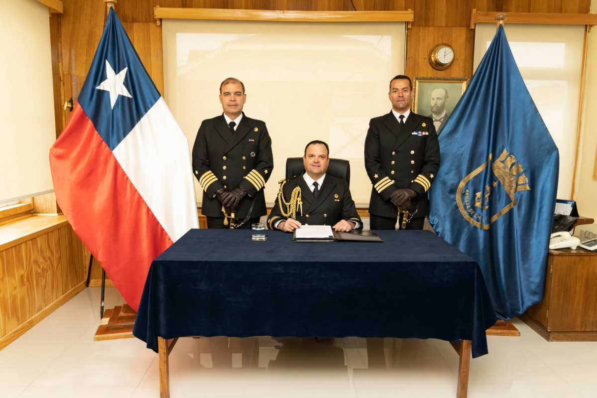 Firma de actas de cambio de mando Foto Armada de Chile