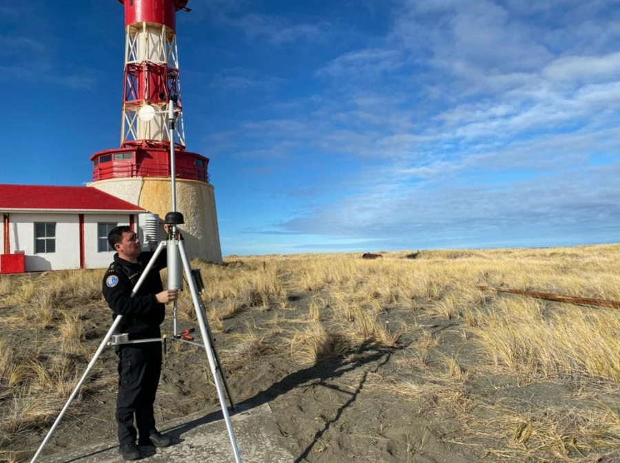 Instalación de estación meteorológica automática en Faro Dungeness Firma Armada de Chile