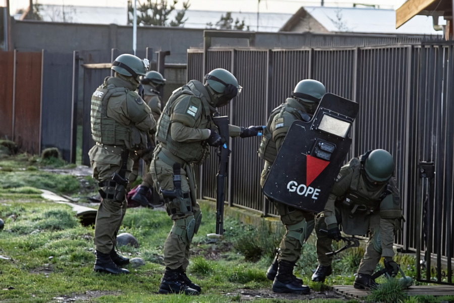 Personal del GOPE de Carabineros de Chile efectuando una irrupción durante un allanamiento Firma Emol