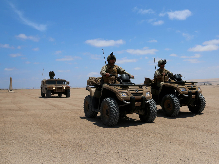 Vehículo AM General Humvee y cuadrimotos CAN AM Outlander del Ejército empleados en labores de vigilancia fronteriza en Arica Firma Ministerio de Defensa Nacional de Chile
