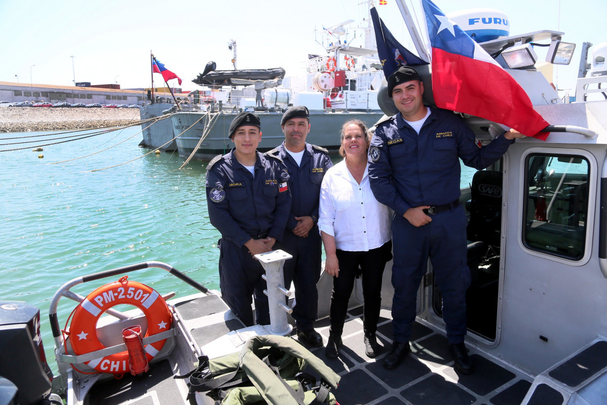 La ministra Fernu00e1ndez junto a la tripulaciu00f3n de la lancha de policu00eda maru00edtima PM 2501 Defender de la Gobernaciu00f3n Maru00edtima de Arica Firma Ministerio de Defensa Nacional de Chile