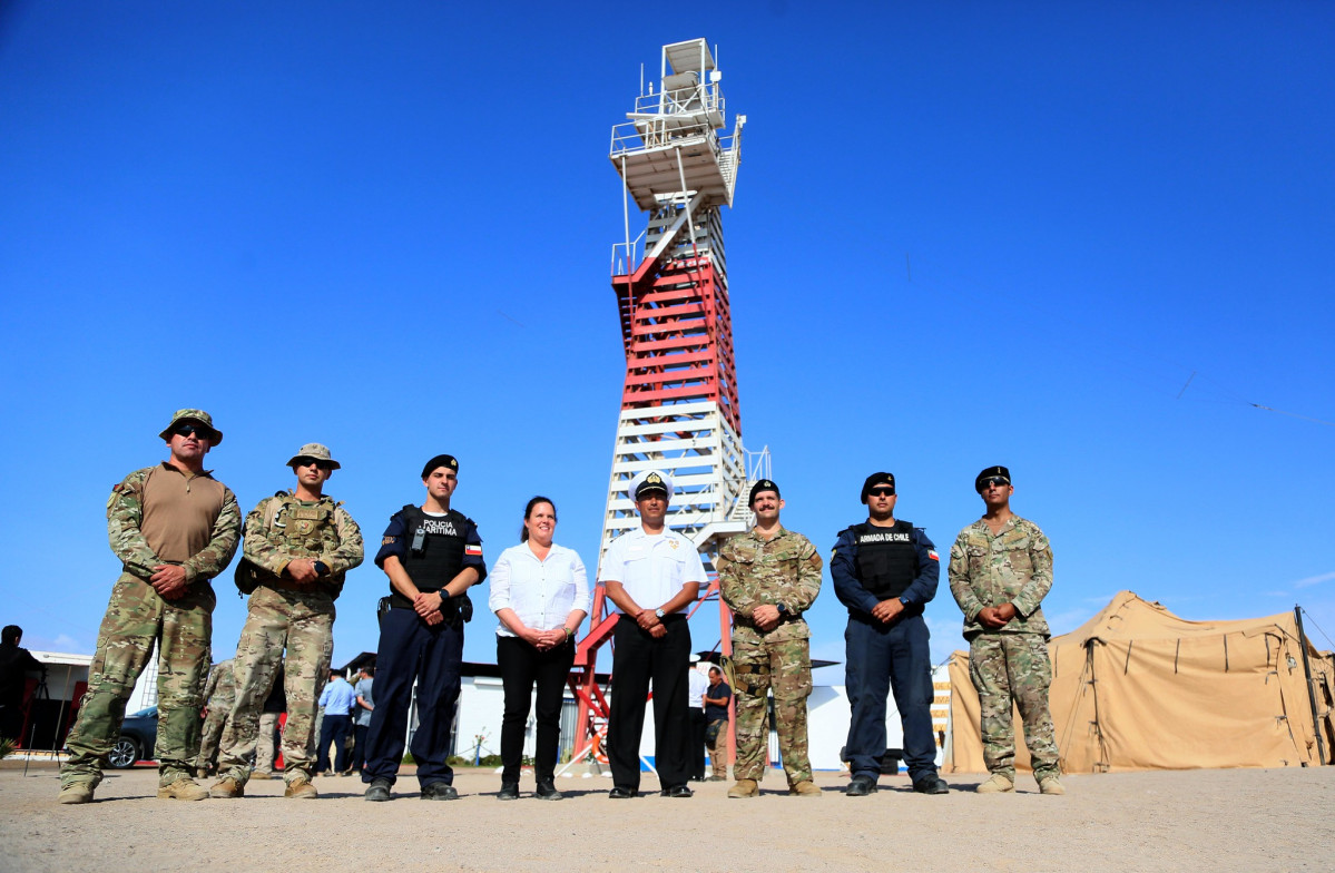 La ministra Fernu00e1ndez y el vicealmirante Niemann en el faro Limar Firma Ministerio de Defensa Nacional de Chile