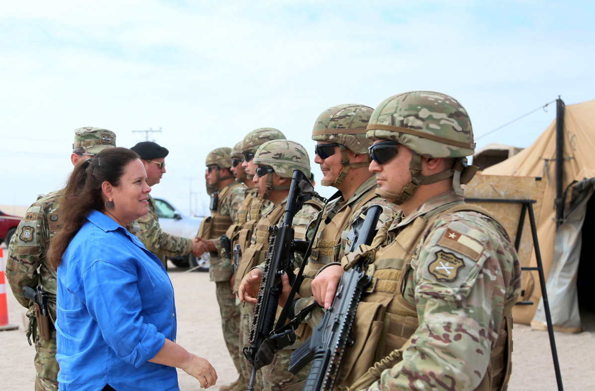 La ministra Maya Fernández saluda a personal de la Brigada Motorizada N4 Rancagua durante la visita a uno de los puestos de observación fronteriza Firma Ministerio de Defensa Nacional de Chile