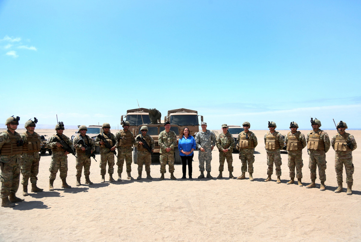Las autoridades junto a personal del Eju00e9rcito que cumple labores de vigilancia fronteriza en Arica Firma Eju00e9rcito de Chile