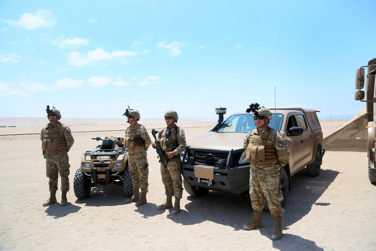 Efectivos del Eju00e9rcito desplegados en un puesto de observaciu00f3n fronteriza Firma Ministerio de Defensa Nacional de Chile