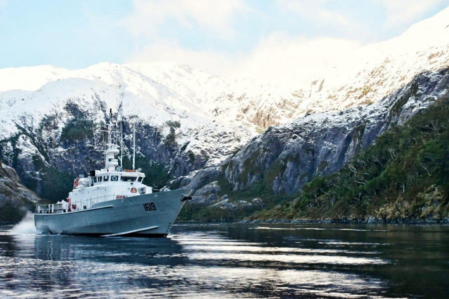 LSG 1619 Punta Arenas navegando en los canalaes australes Firma Armada de Chile