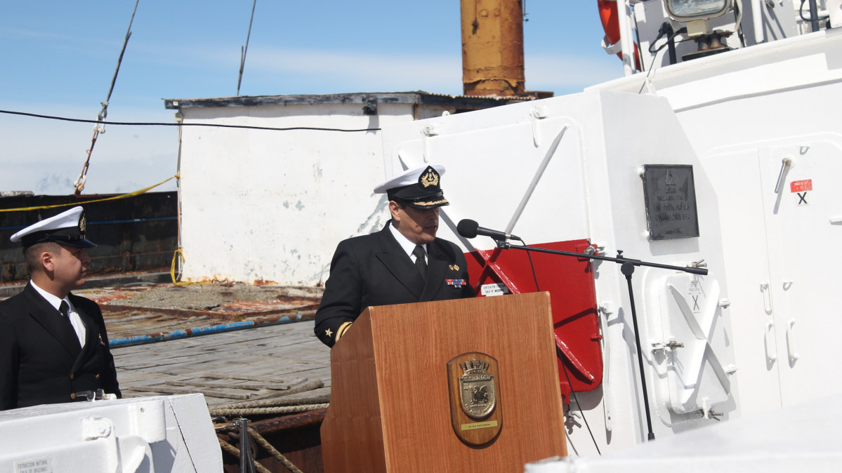 Gobernador maru00edtimo de Punta Arenas, capitu00e1n de navu00edo LT Juan Pablo Colipu00ed, actuu00f3 como interventor en el traspaso de mando Firma Armada de Chile