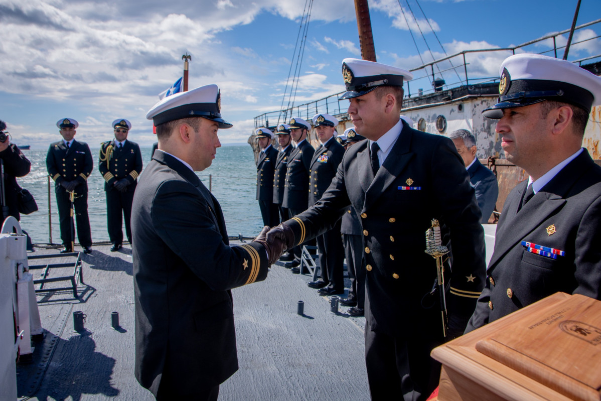 El capitu00e1n de corbeta LT Pablo Maturana recibe el gallardete de mando que lo acompau00f1u00f3 en sus dos au00f1os de gestiu00f3n en la LSG 1619 Punta Arenas Firma Armada de Chile