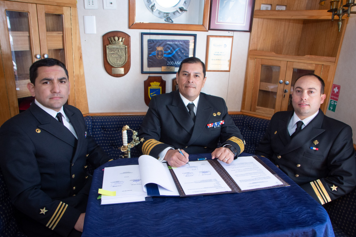 Firma de actas de cambio de mando en la LSG Punta Arenas Foto Armada de Chile