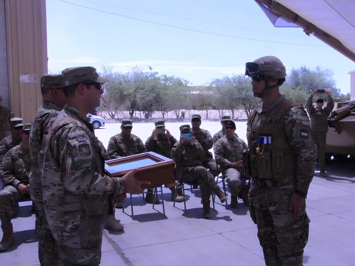 Entrega del gallardete de mando que acompau00f1u00f3 al comandante Amin en su gestiu00f3n al frente del Grupo de Artilleru00eda N9 Salvo Firma VI Divisiu00f3n del Eju00e9rcito de Chile