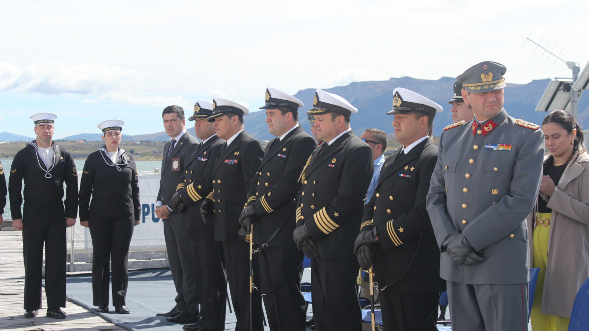 Autoridades navales, militares e invitados especiales presentes en la ceremonia de cambio de mando de la LSG 1617 Puerto Natales Firma Armada de Chile