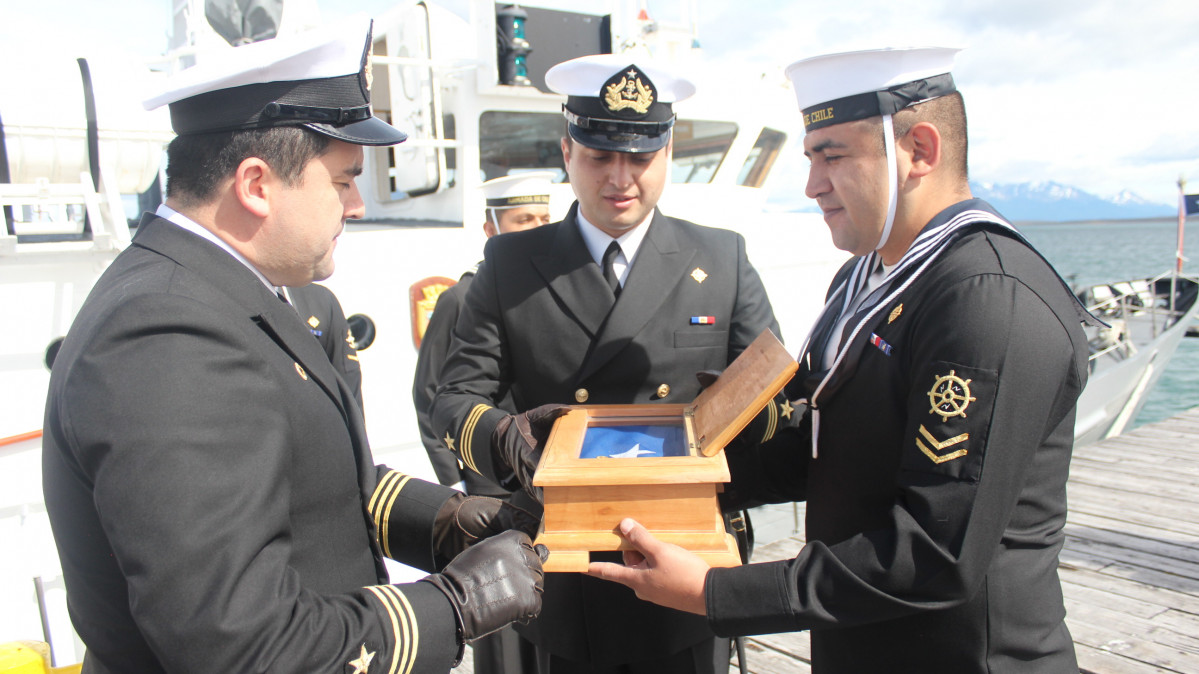 Teniente 1 Litoral Javier u00c1lvarez recibe de manos del segundo comandante y condestable su gallardete de mando Firma Armada de Chile