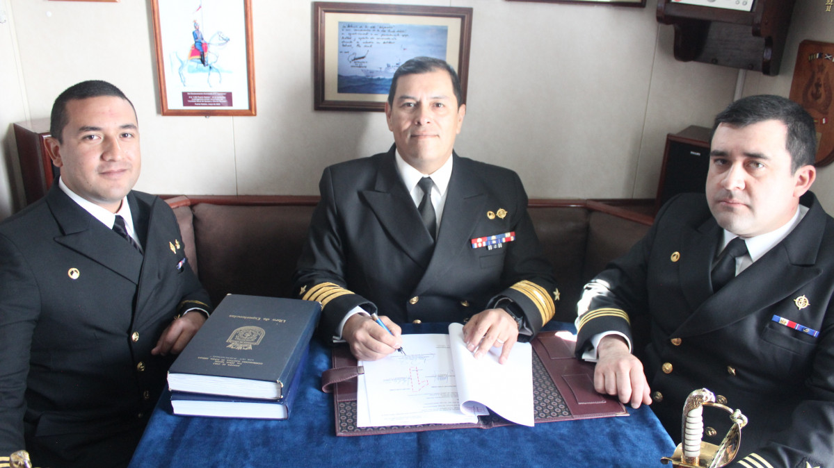 Firma de actas de entrega de mando en la cu00e1mara de oficiales de la LSG 1617 Puerto Natales Firma Armada de Chile