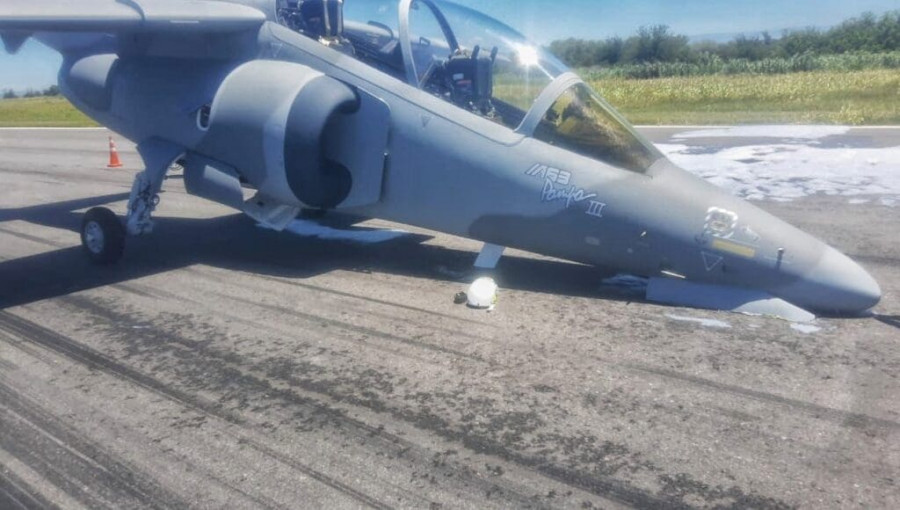IA 63 Pampa III A 711 aterrizaje de emergencia Escuela de Aviacion Militar 3 1024x581