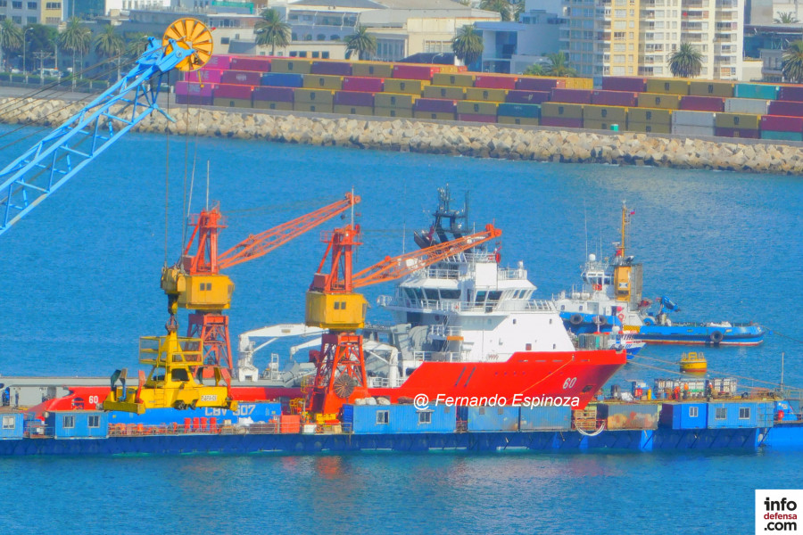 El ATF 60 Lientur saliendo del dique flotante Valparaíso III tras terminar los trabajos Firma Fernando Espinoza