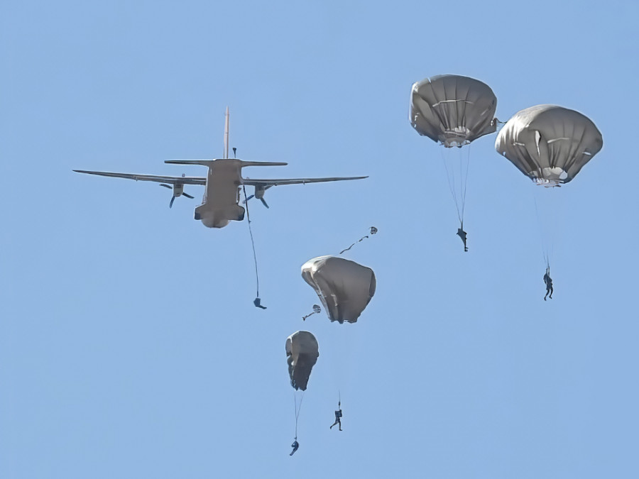 Salto de los alumnos del curso de Paracaidista Básico Militar 2024 desde un avión Airbus DS C 235 100 Firma Ejército de Chile