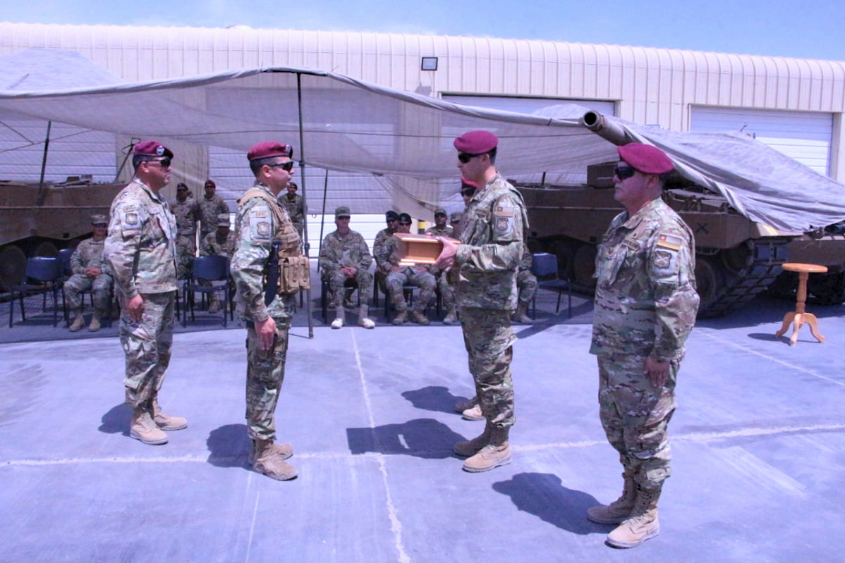 Entrega del gallardete de mando que acompau00f1u00f3 al comandante Villagra en su gestiu00f3n al frente del Grupo de Tanques N7 Guu00edas Firma VI Divisiu00f3n del Eju00e9rcito de Chile