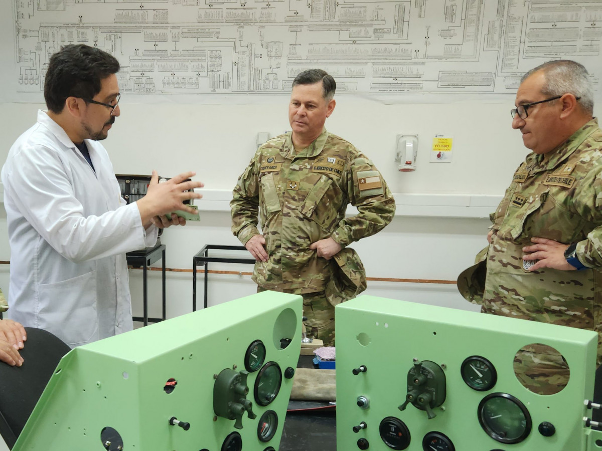 Visita del general Ciuffardi a las instalaciones de Talagante Firma Famae 005