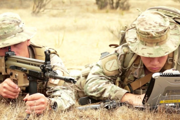 Infantes de Marina de la Armada de Chile empleando el sistema de mando y control de nacional Tacfinder Firma Sisdef