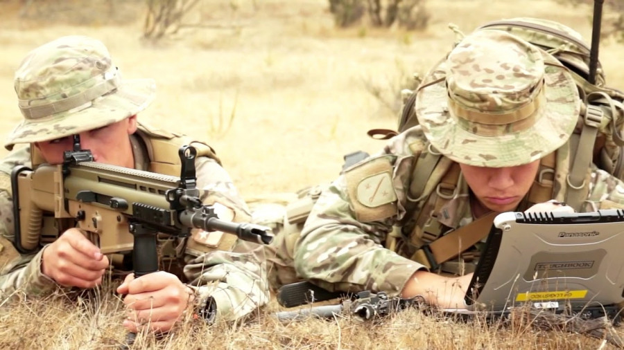 Infantes de Marina de la Armada de Chile empleando el sistema de mando y control de nacional Tacfinder Firma Sisdef