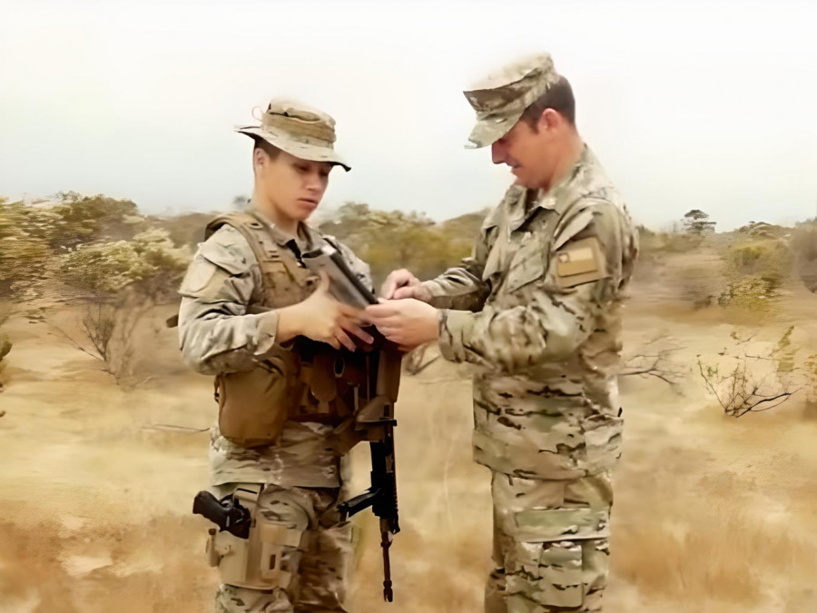 Infantes de Marina de la Armada de Chile empleando el sistema de gestión de combate nacional Tacfinder Firma Sisdef
