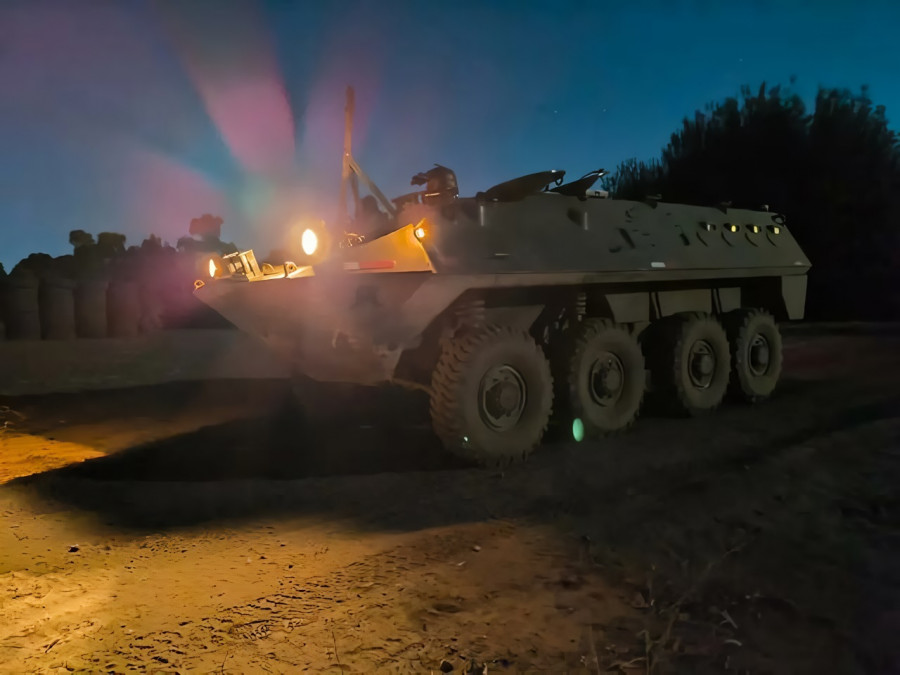 Alumnos en la etapa de conducción de carro Mowag Famae Piraña en condiciones de limitada visibilidad Firma Destcamento de Montaña N17 Los Ángeles del Ejército de Chile