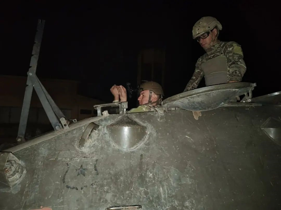 Alumno con gafas de visiu00f3n nocturna en el puesto de conducciu00f3n de un carro Mowag Famae Pirau00f1a 8x8 Firma Destacamento de Montau00f1a N17 Los u00c1ngeles del Eju00e9rcito de Chile