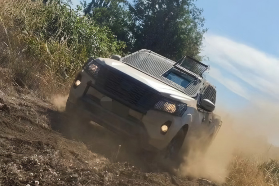 Capacitación en conducción de camioneta blindada Nissan Navara 4x4 Firma Regimiento Logístico N3 Victoria del Ejército de Chile