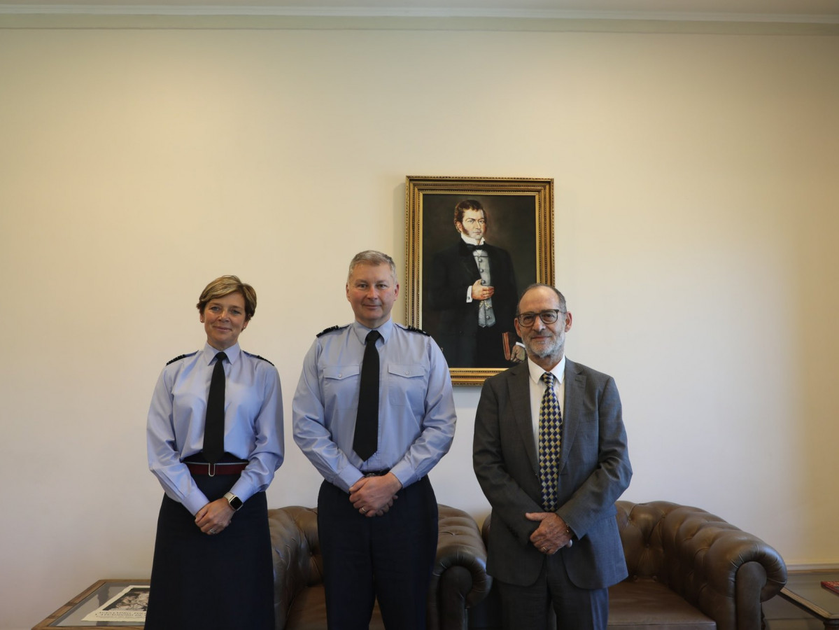 El subsecretario Galo Eidelstein junto a la agregada de Defensa del Reino Unido en Chile, coronel Liz Hutchison y el general Ian Gale de la Royal Air Force Firma Subsecretaru00eda paras las Fuerzas Armadas de Chile