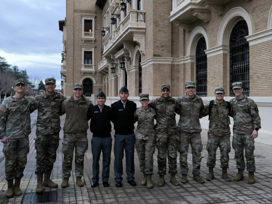 Los cadetes chilenos junto a alumnos de la Academia General Militar de Zaragoza Firma Escuela Militar del Ejército de Chile