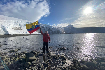 Integrante de la  XXVII Expedición Antártica Ecuatoriana en el contiente blanco Firma Armada del Ecuador