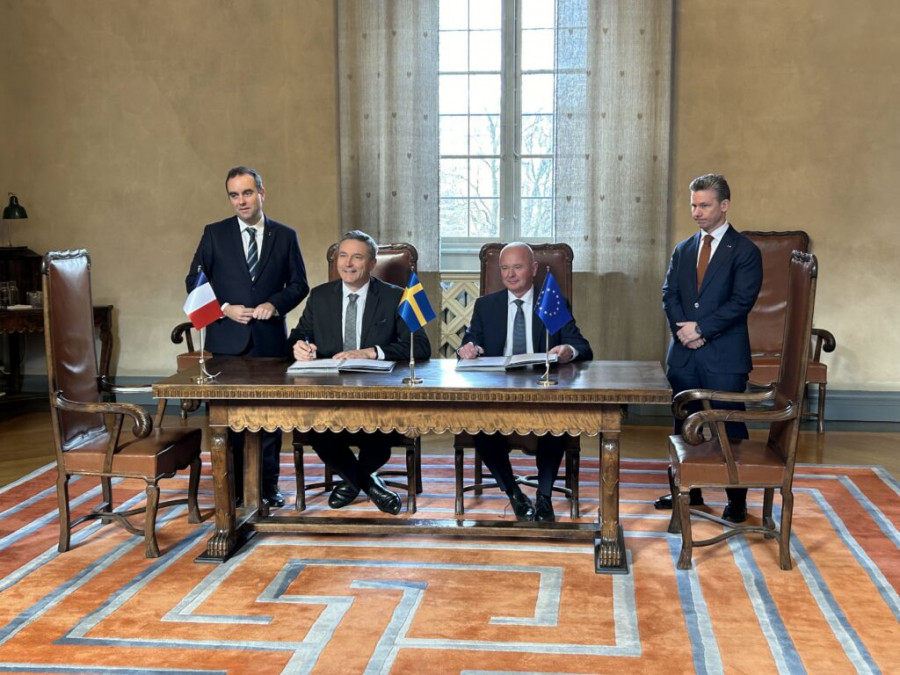 Firma de la alianza MBDA y Saab suscrita por sus directores generales en presencia de los ministros de Francia y Suecia. Foto. MBDA