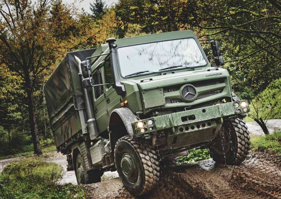 Camión militar doble cabina Unimog 4x4 Firma Mercedes Benz Defence Trucks