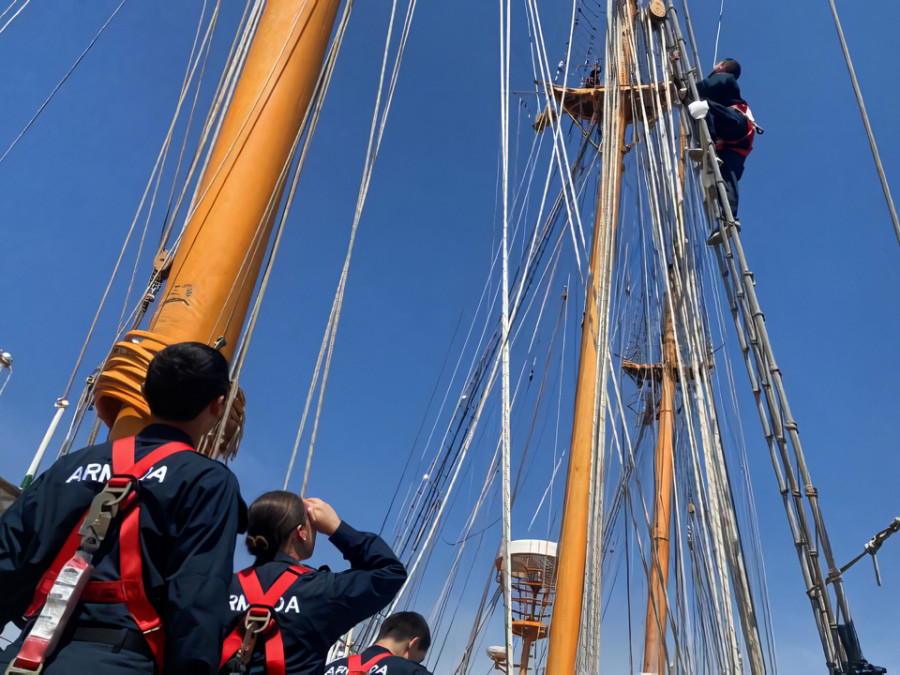 Guardiamarina realiza subida por alto de los palos del buque escuela Esmeralda Firma Armada de Chile