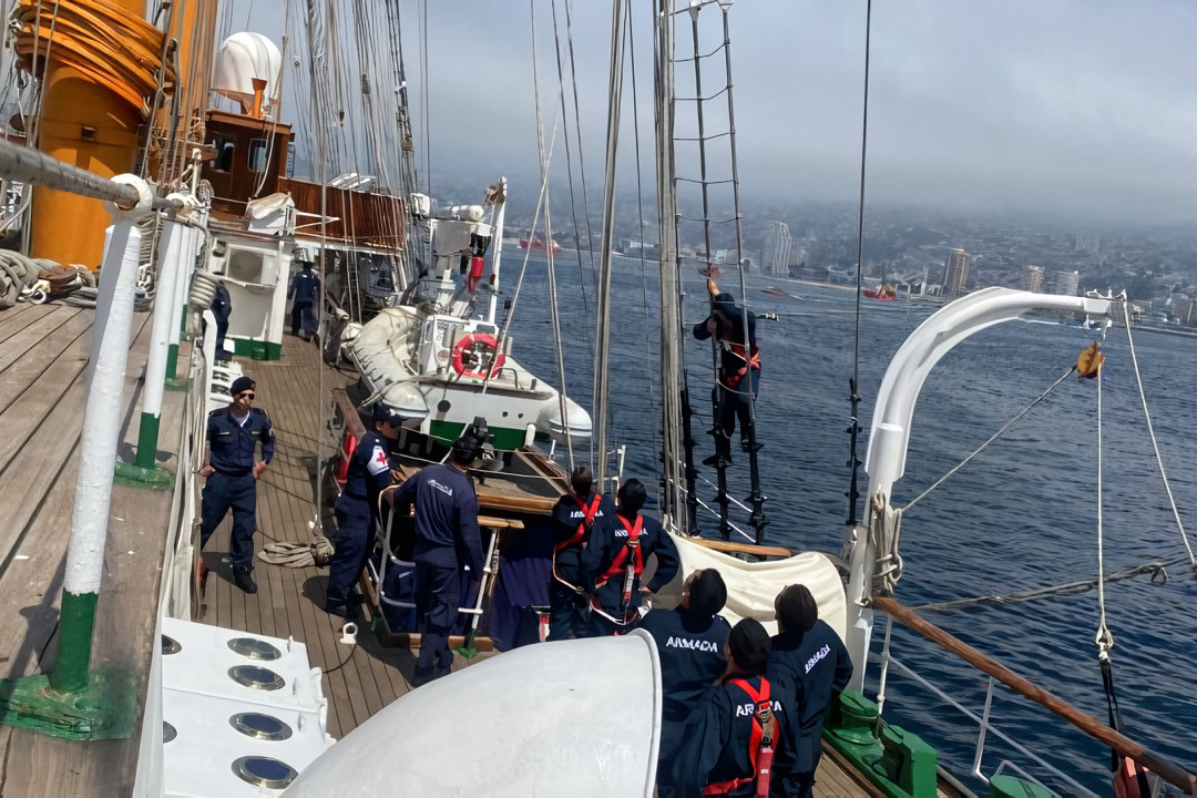 Guardimarinas realizan peru00edodo pru00e1ctico de maniobras a bordo del buque escuela Esmeralda  Firma Armada de Chile