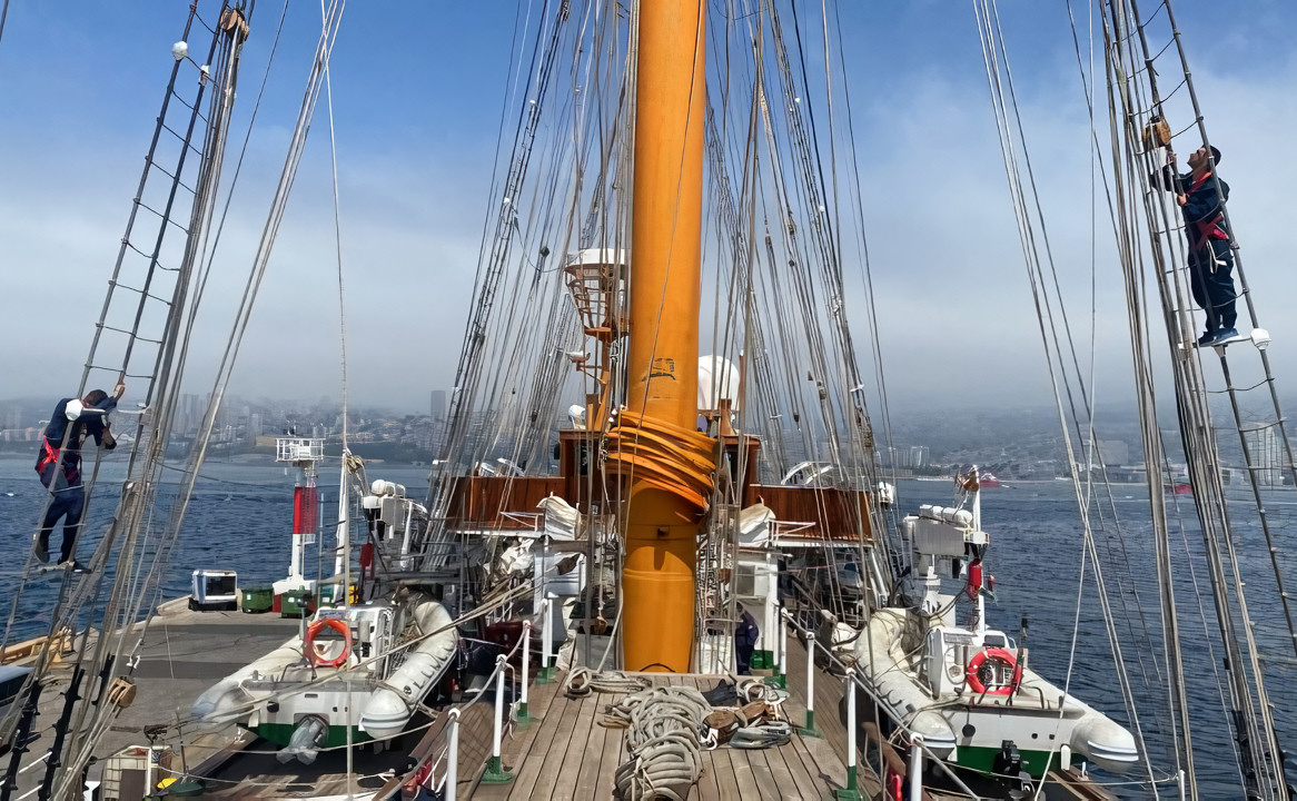 Guardiamarinas en subido por alto de los palos del buque escuela Esmeralda Firma Armada de Chile