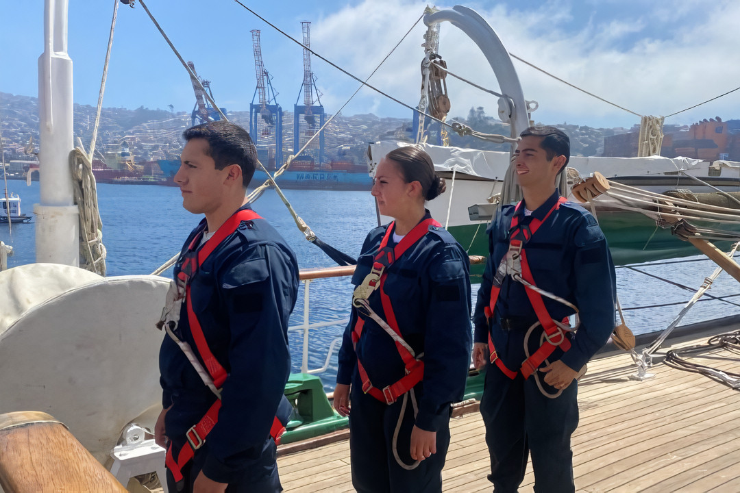 Los nuevos tripulantes esperan su turno para subir a los palos del buque escuela Esmeralda Firma Armada de Chile