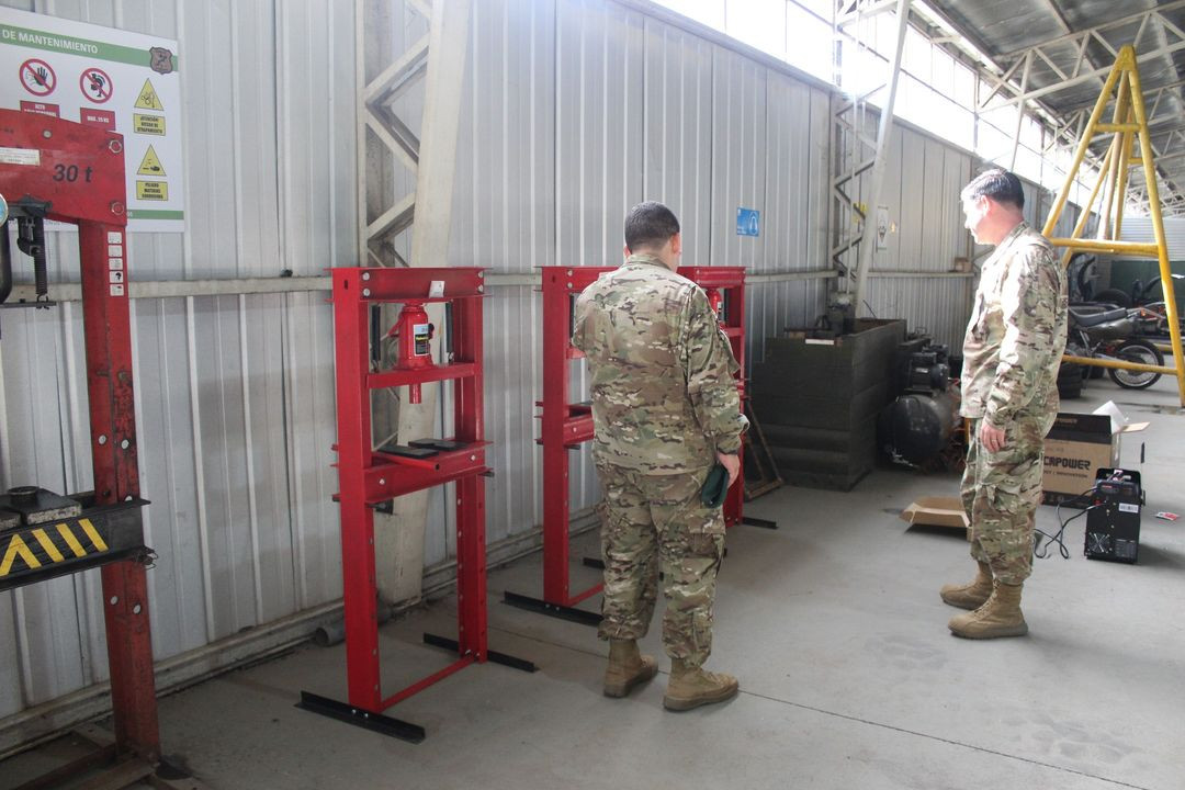 Prensas hidru00e1ulicas Firma Destacamento de Montau00f1a N9 Arauco del Eju00e9rcito de Chile