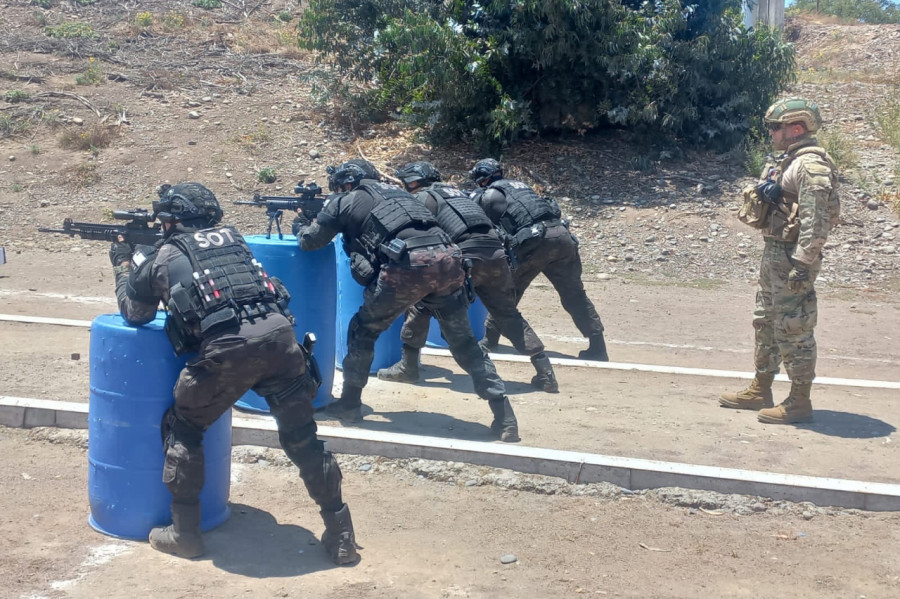 Efectivos del SOT en práctica de tiro con instructores del Regimiento de Policía Militar N1 Santiago Firma Ejército de Chile