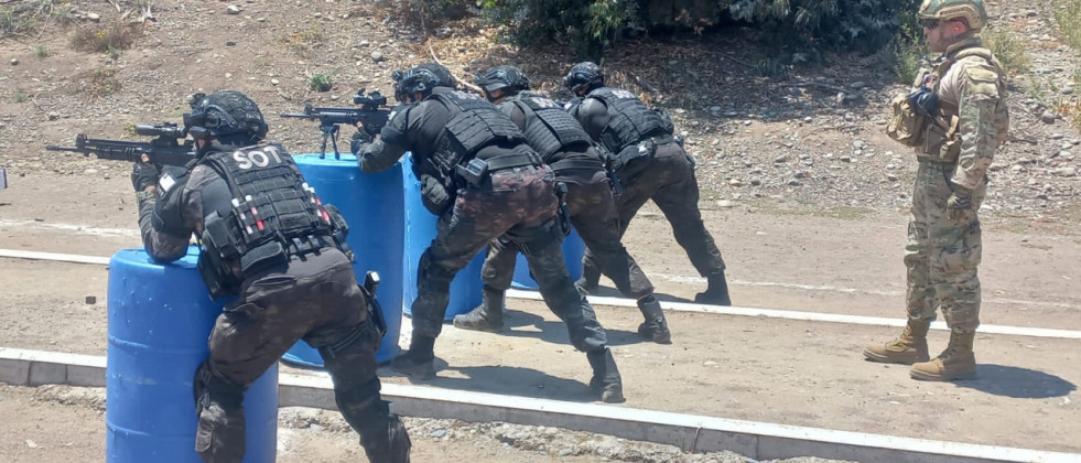 Efectivos del SOT en práctica de tiro con instructores del Regimiento de Policía Militar N1 Santiago Firma Ejército de Chile
