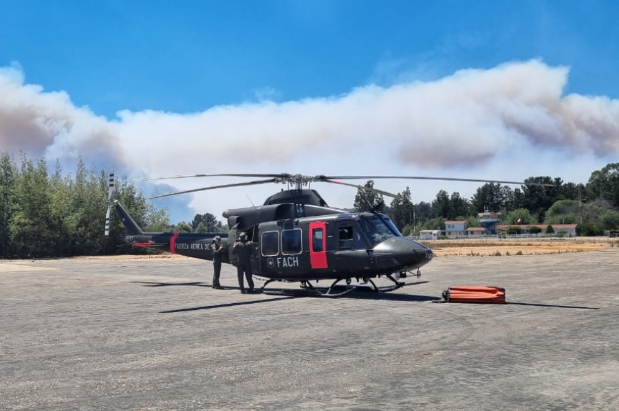 Aviadores militares preparando un helicóptero Bell 412 para combatir los incendios forestales en la Región de Valparaíso Firma FACh